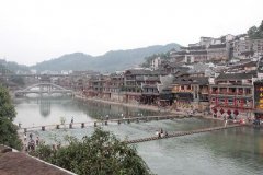 凤凰古城回应旅客吐槽:这么好的处所留不住你